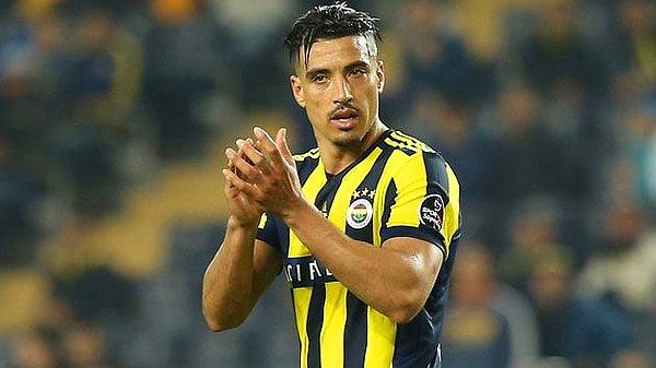 Transferin askıda olmasının nedeninin Fenerbahçe'de yaşanan teknik direktör değişikliği olduğu açıklandı.