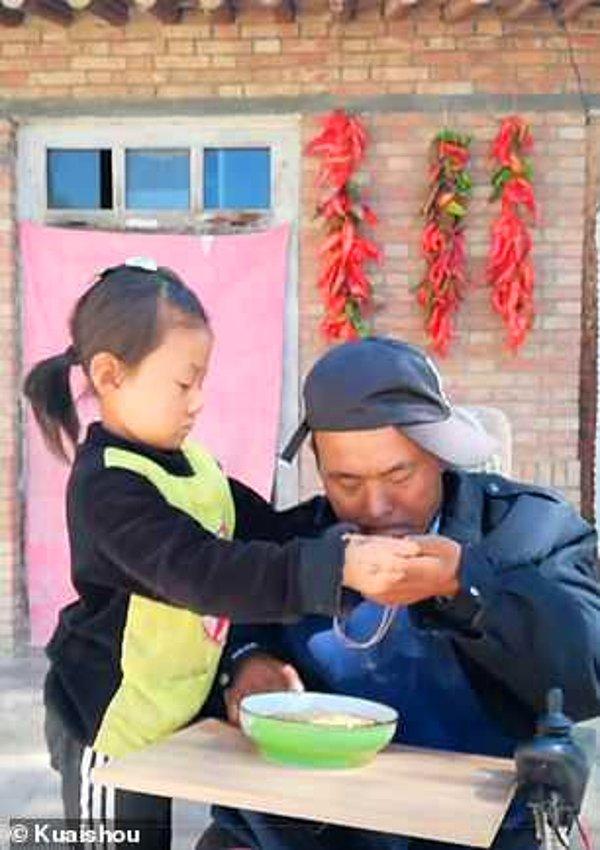 40 yaşındaki Tian Haicheng'ın felç kalmasının ardından 2 buçuk ay sonra anne, evin büyük oğluyla birlikte evi terk etmiş...