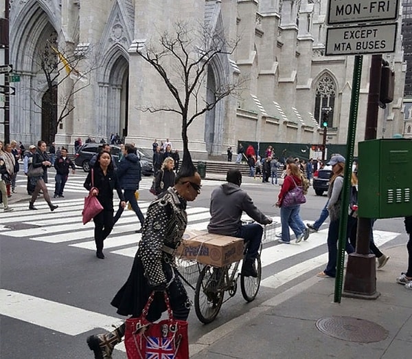 10. Что у этого парня с прической?