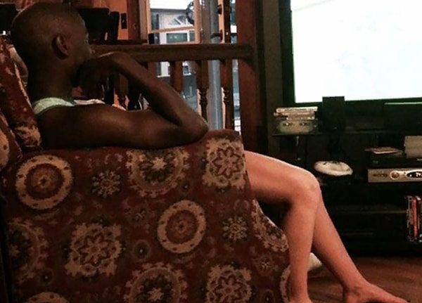 20. Когда поработал на даче без рубашки