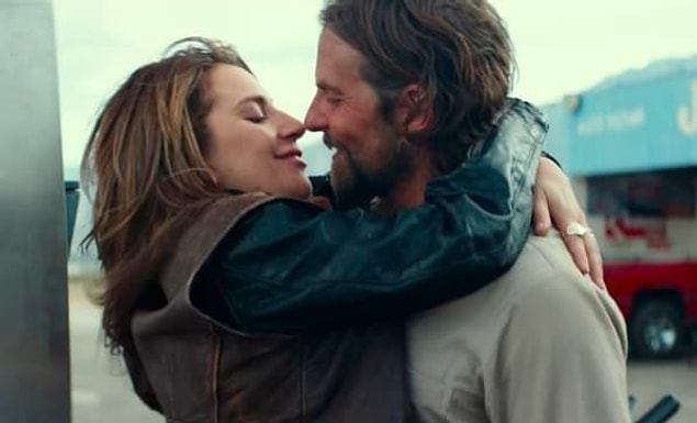 2. Jackson'ın Ally'ye ''Sen çok çirkinsin.'' dediği sahne aslında filmin senaryosunda yokmuş ve Bradley Cooper'ın doğaçlamasıymış. Lady Gaga bunu duyunca gerçekten yıkıma uğramış.