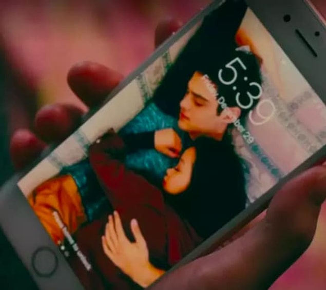 3. ''To All the Boys I Loved Before''daki Lara Jean'in telefonundaki arka plan da senaryoya dahil değilmiş. Oyuncu Lana Condor ve rol arkadaşı Noah Centineo'nun sette uyurlarken çekilen bir fotoğrafı Lana Condor, kendisi arka plana koymuş.