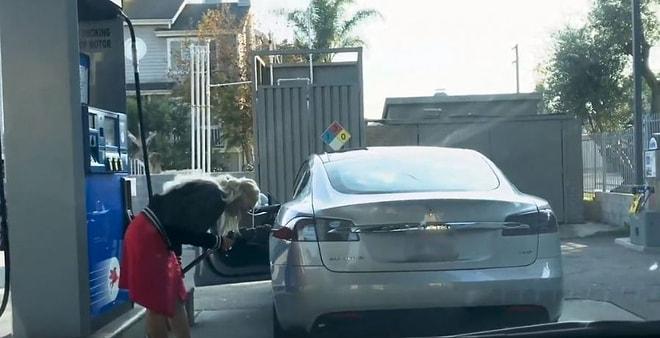 Tesla Aracına Benzin Koymaya Çalışan Kadın
