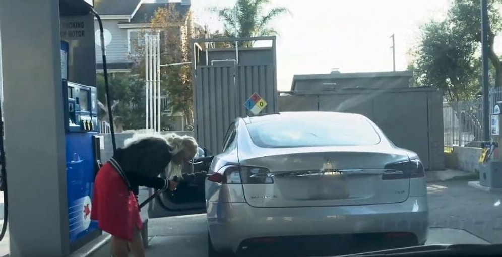 Tesla Aracına Benzin Koymaya Çalışan Kadın