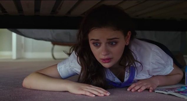 8. ''The Kissing Booth'' filmini çekerlerken, futbol oynadığı sahneden hemen önce hamburger yiyen Joey King sette çok ağır şekilde hastalanmış.