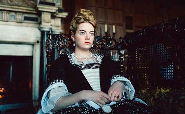 10. Emma Stone ''The Favourite'' filmini çekerken o kadar sıkı korseler giymek zorunda kalmış ki organları gerçek anlamda yer değiştirmiş.
