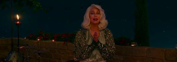 16. Cher'e, ''Mamma Mia! Here We Go Again''de rol almak ister misin diye sorulmamış, direkt filmde oynuyorsun denmiş.