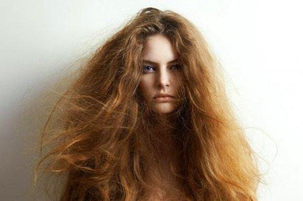 Saçlarınızdaki aşırı kuruluğun temel sebeplerinden biri, saçlarınızın besleyici madde eksikliği nedeniyle kendi doğal yağ ve esnekliğini kaybetmesidir.