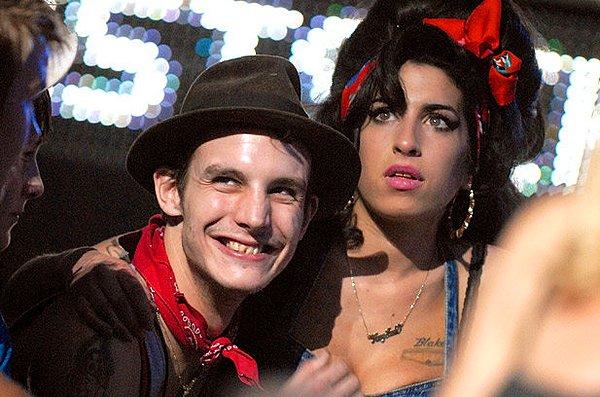 9. Amy Winehouse'un hayırsız sevgilisi Blake, bu hafta kendini hatırlattı ve içimizi birazcık daha yaktı...