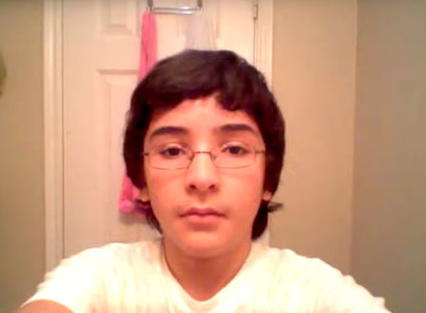 Он первым загрузил видео под названием «Каждый день» на Youtube, и в этом видео были его собственные селфи, снятые в течение 6 лет.