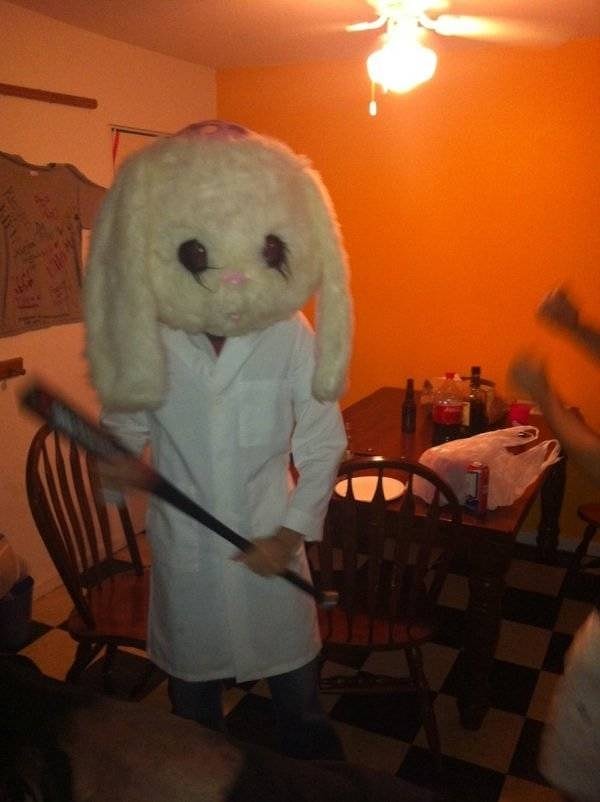 6. "Итак, сосед решил меня разбудить посреди ночи в таком виде. Надо ли говорить, что нам теперь некуда девать кирпичи?"