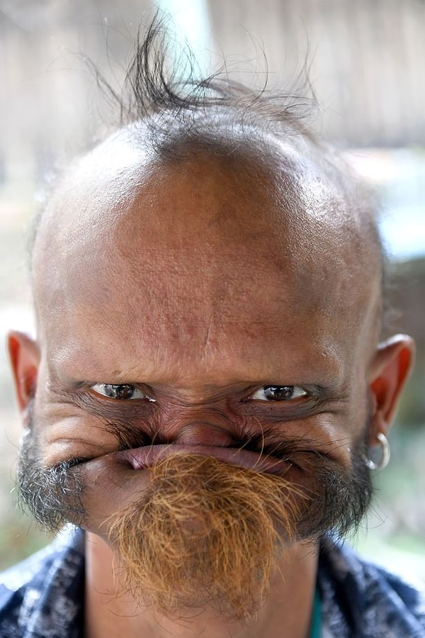 Несмотря на то, что Ягья - обычный водитель в местной школе, ему удалось прославиться в своей стране благодаря способности управлять своим лицом.