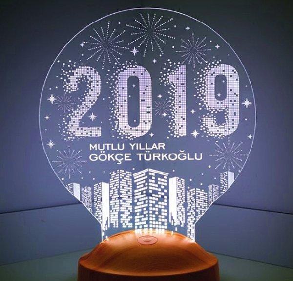 6. Yeni yılının aydınlık geçmesini istediğiniz yakınlarınıza alabileceğiniz; 2019 şehir silüeti tasarımlı 3 boyutlu led lamba.