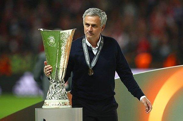 Mourinho, 2,5 sezon geçirdiği Manchester United ile UEFA Avrupa Ligi, Lig Kupası ve Community Shield kazandı.