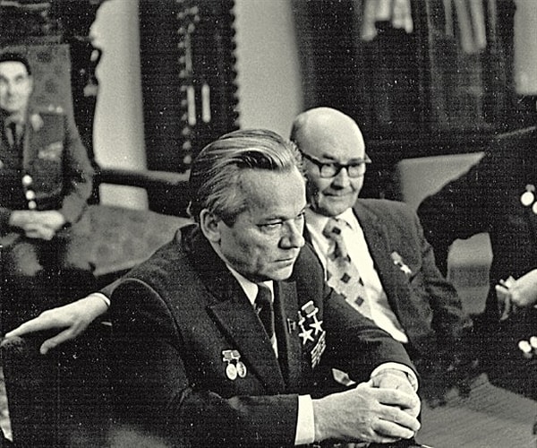 8. В каком году пистолет Макарова (ПМ) был принят на вооружение?