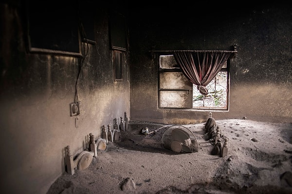 1. Засыпанный вулканическим пеплом дом в Гватемале.