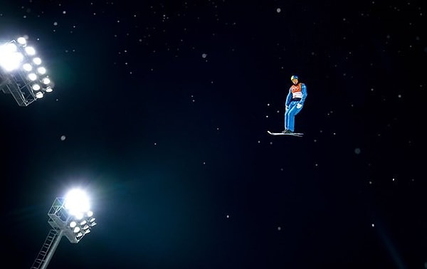 2. Украинский атлет Александр Абраменко во время его победного прыжка на Олимпийских играх в Пхёнчхане.