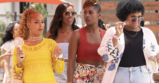 7. ''Insecure''da Kelli'nin Coachella konseri sırasında Beyonce'nin yanına gitmeye çalışırken düştüğü, bir de üstüne altına işediği sahne.