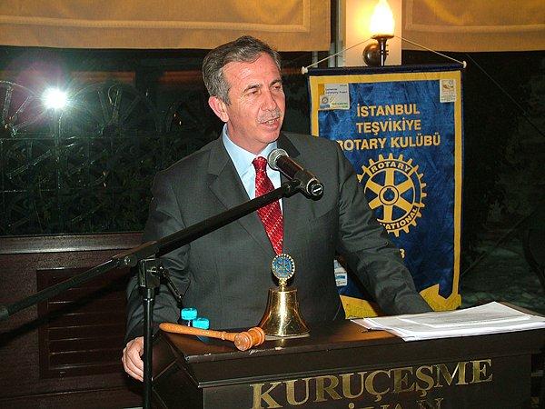 MHP'den aday olduğu 1999 yılında seçimi kazanarak Beypazarı Belediye Başkanı olan Yavaş, görevini uzun yıllar sürdürdü. Beypazarı'nı hem turistik hem de sosyal açıdan geliştirerek beğeni topladı.