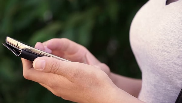 Eğer telefonunuzu D şeklindeki gibi tek elinizle tutup diğer elinizin işaret parmağını kullanmayı tercih ediyorsanız;