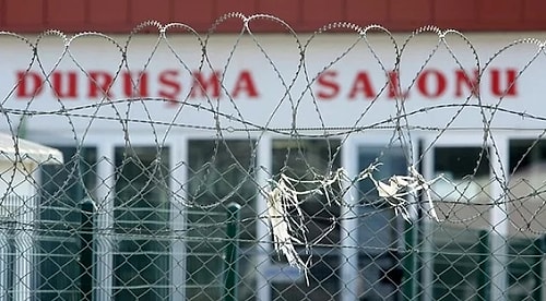 Akar, 'Türk askerinin başına çuval geçiren kişiden madalya alması' ve 'Balyoz ve Ergenekon mağdurlarını yalnız bırakması' eleştirilerine de yanıt verdi.