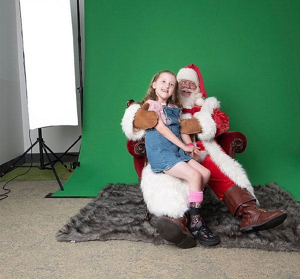 1. С 2016 года организация под названием «The Heart Project» посещает больницы, где фотографирует больных детей, сидящих с Санта-Клаусом