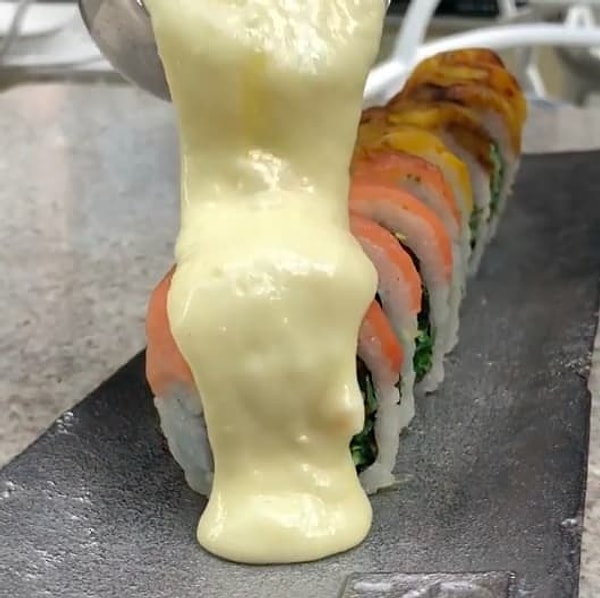 3. И зачем только выливать сыр раклет на суши?