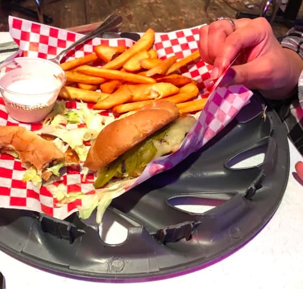 5. А здесь бургеры подают вот так. Интересно, аппетит от этого не портится?