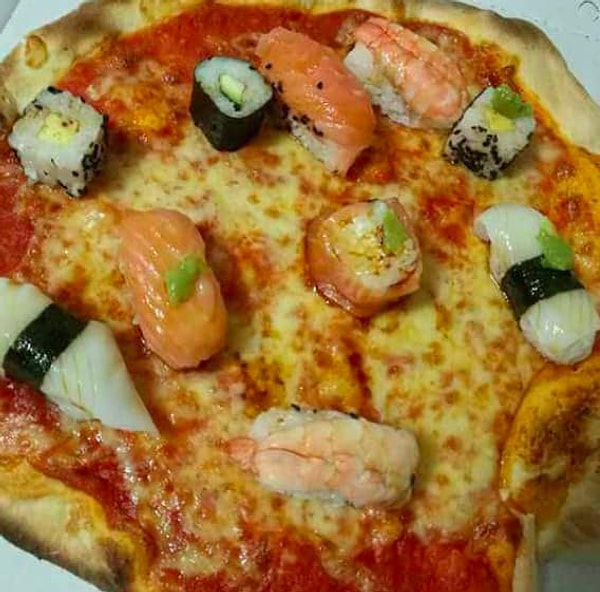 7. А вот здесь суши поместили прямо на пиццу (это, как вы поняли, для тех, кто не может выбрать между суши и пиццой)!