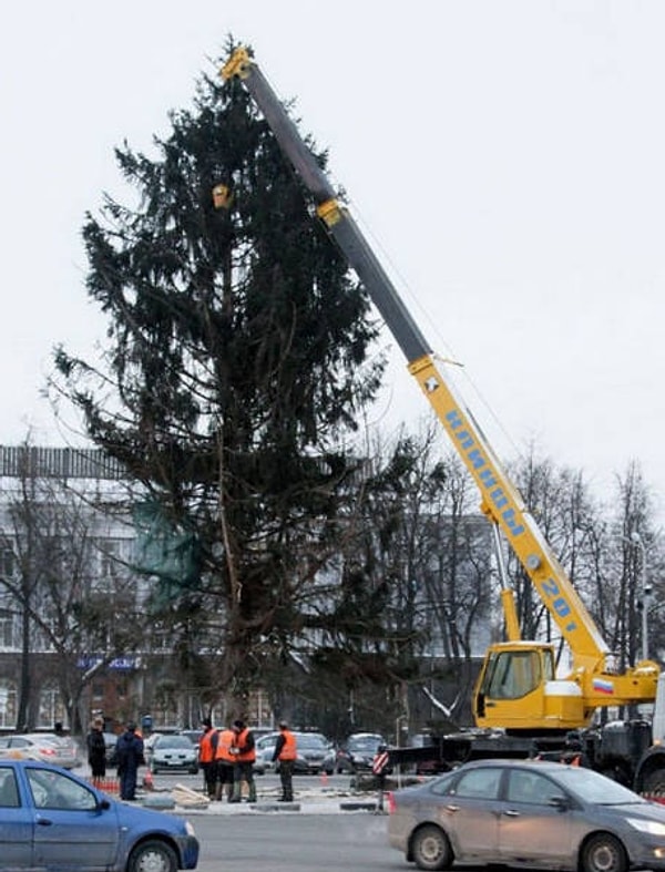 15. Ёлки на площадях - это вообще отдельная история...