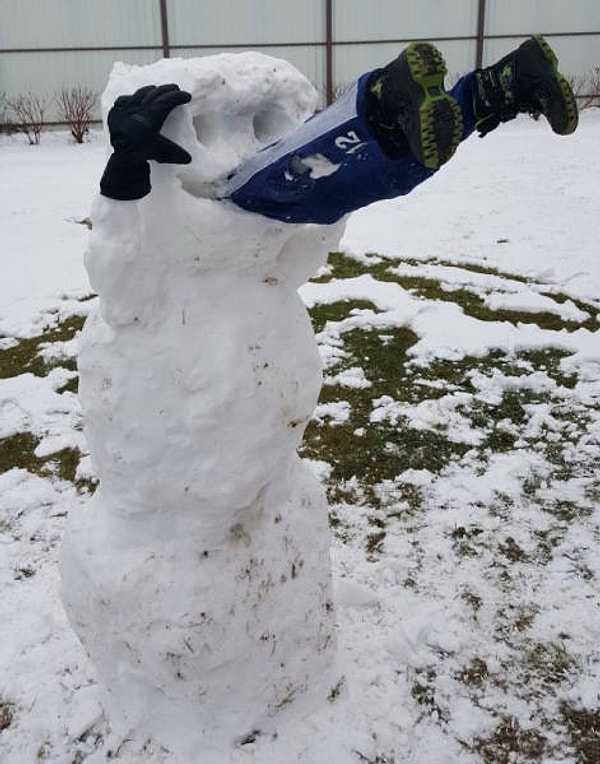 26. Кто-то лепил снеговика очень долго!