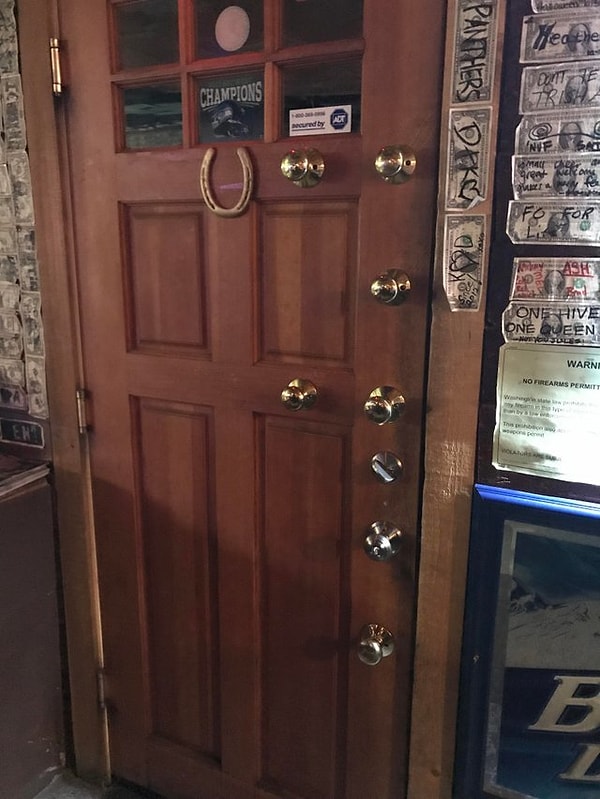 8. Алко-тест для выходящих в одном из баров