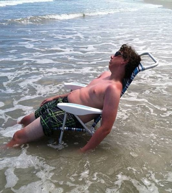 16. Напиваться на пляже — такая себе идея: либо обгоришь, либо захлебнешься. Или все вместе, как у этого парня