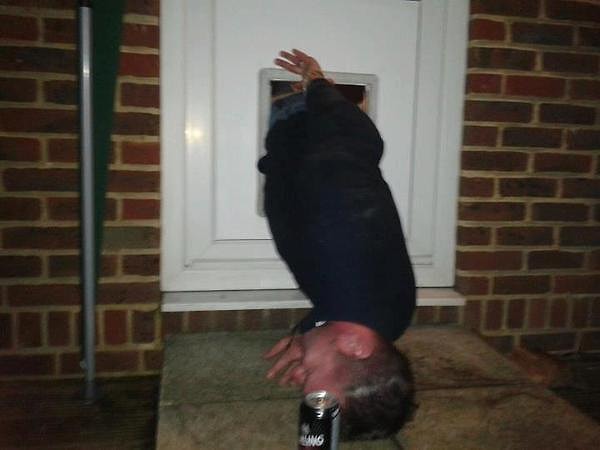 18. А этот парень возомнил себя кошечкой или собачкой