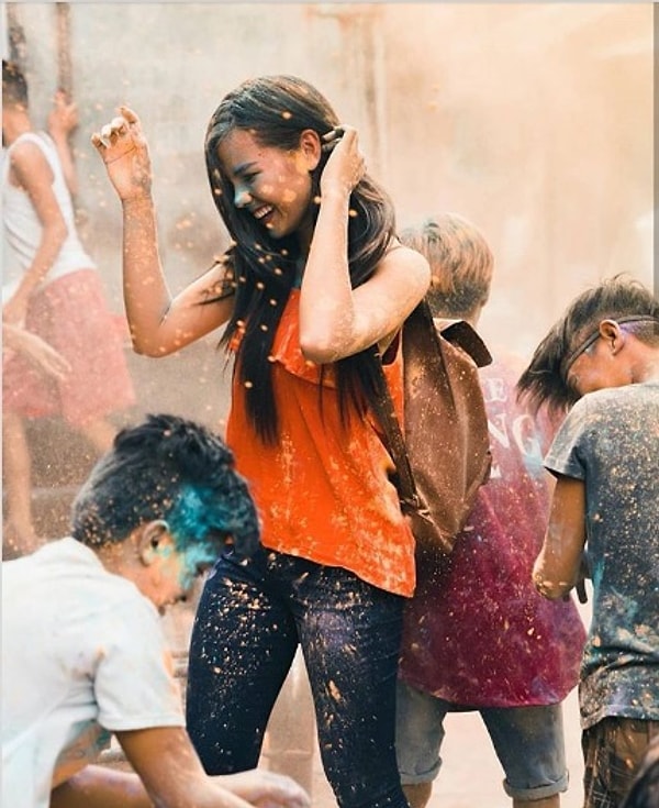 И повеселиться любит)