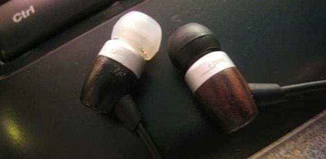 2. Buy differently-covered silicone tips to keep your earbuds straight: