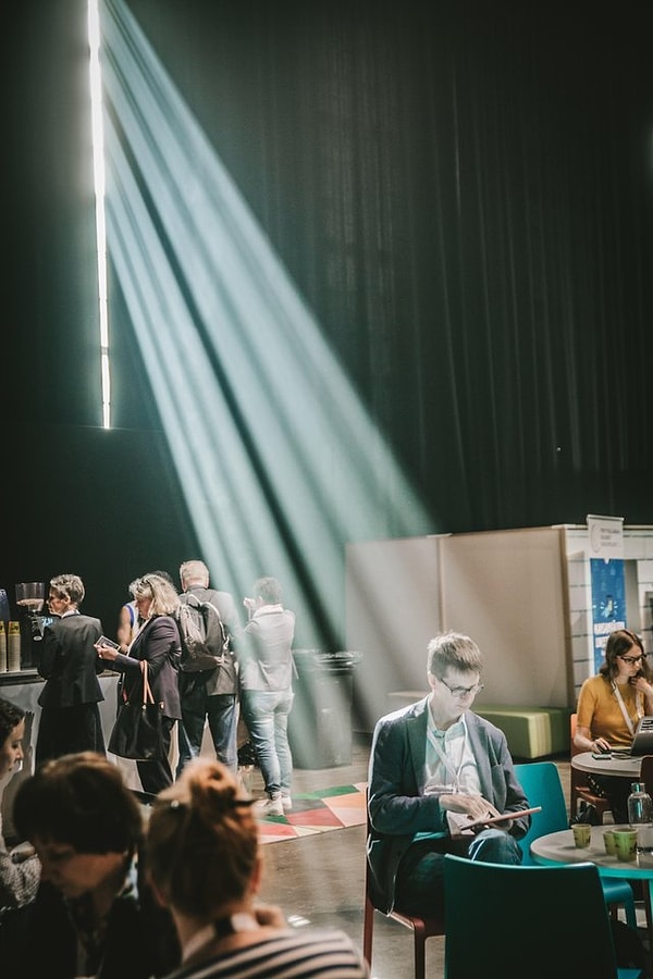 8. "Человек, благословленный светом"