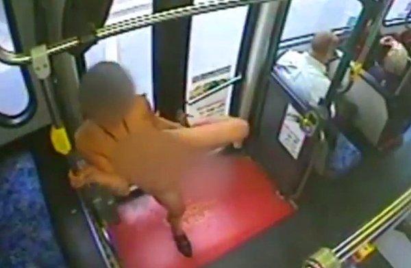 Sidney'de kaydedilen görüntülerde, otobüse biner binmez soyunan bir kadın dans şovuyla yolculardan para topladı.