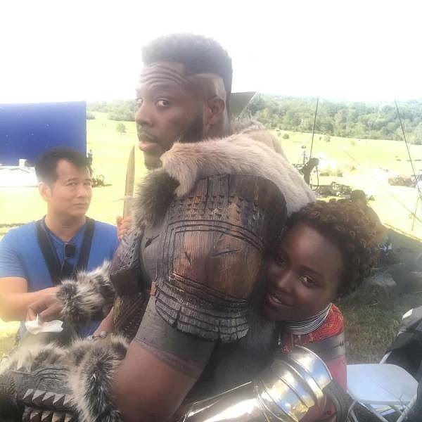 2. Люпита Нионго обнимает Уинстона Дьюка на съемках "Черной Пантеры".