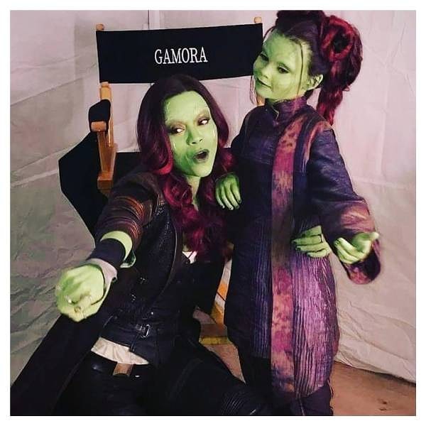 3. Зои Салдана зажигает с младшей версией Гаморы из "Стражей Галактики" (во время съемок "Войны бесконечности").