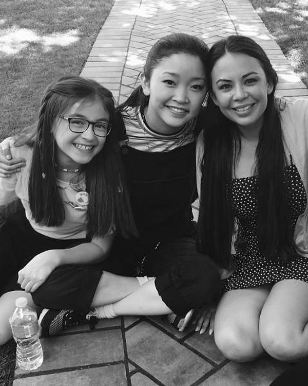 7. Во время съемок «Всем парням, которых я любила» Лана Кондор, Джанель Пэриш и Анна Кэткарт стали сестрами не только на экране, но и вне его.