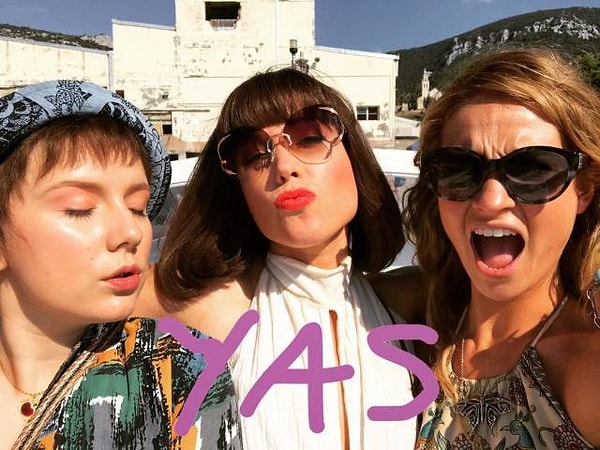 11. Алекса Дэйвис, Джессика Кинан Винн и Лили пытаются сделать серьезные лица («Mamma Mia! 2»).