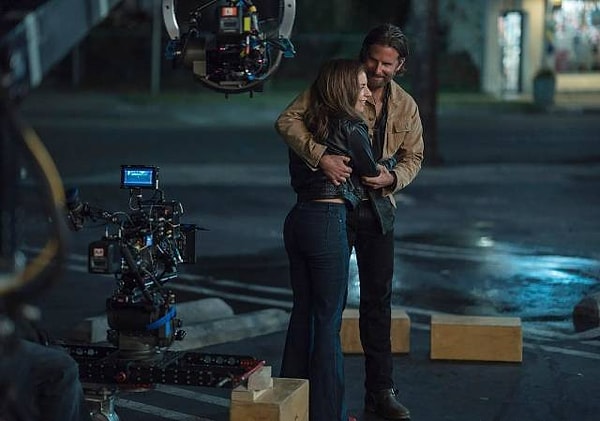 13. Леди Гага и Брэдли Купер обнимаются на съемках "Звезда родилась".