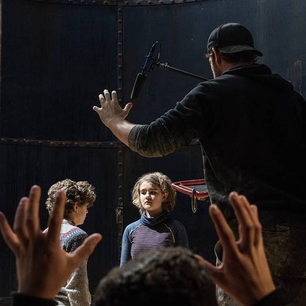 15. Джон помогал своим младшим коллегам Милли Симмондс и Ноа Джупу на съемках «Тихого места».