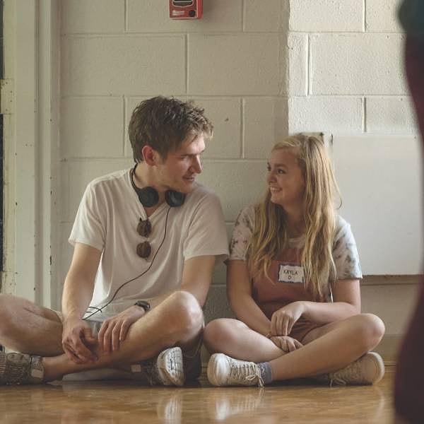 19. Бо Бёрнэм и Элси Фишер смеются над чем-то во время съемок фильма «Восьмой класс».