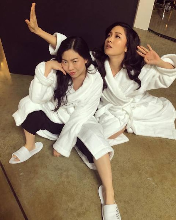 20. Констанс Ву и Аквафина отдыхают между дублями в «Безумно богатые азиаты».