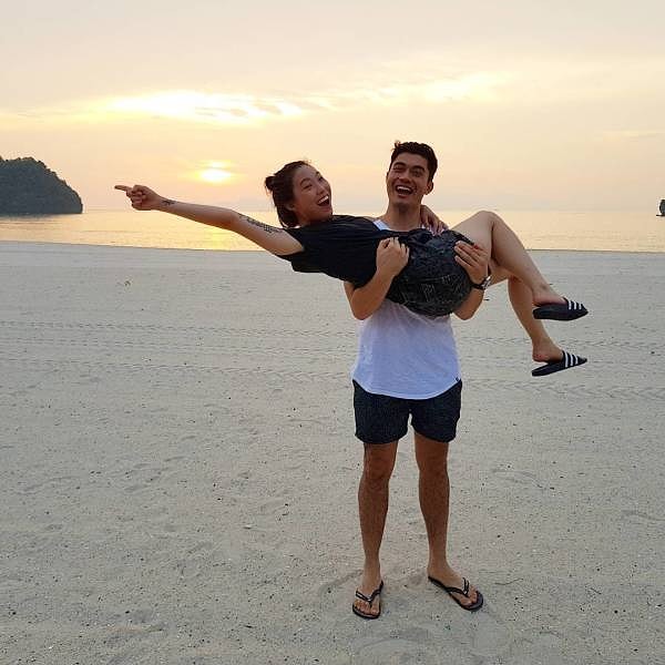 21. Генри Голдинг и Аквафина наслаждаются закатом ("Безумно богатые азиаты").