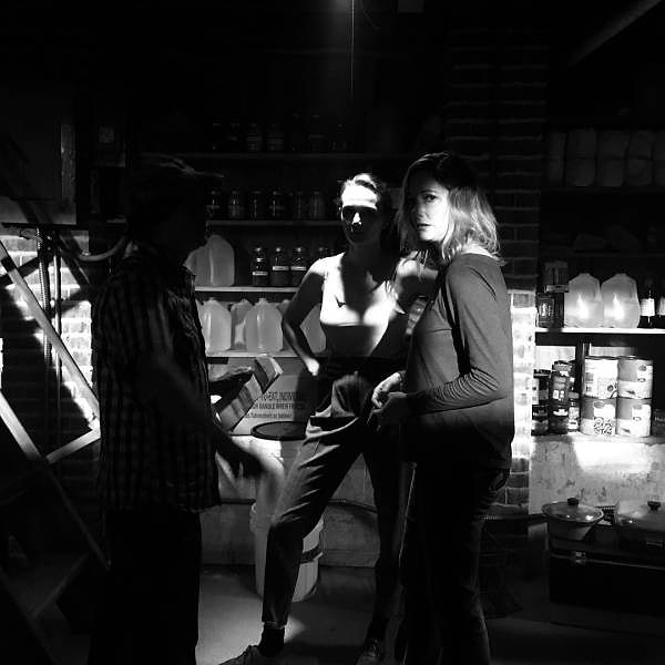 24. Джейми Ли Кёртис сфотографировала коллег по фильму «Хэллоуин» Джуди Грир и Энди Мэтичак.