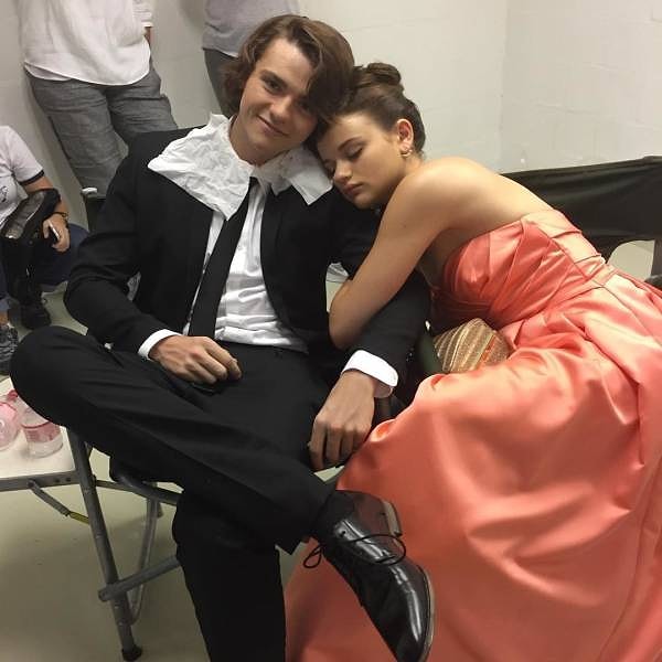 27. Джои Кинг использовала Джейкоба Элорди в качестве удобной подушки после долгой ночи съемок фильма «Будка поцелуев».