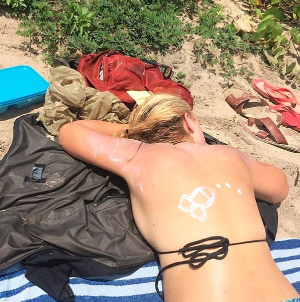 9. Милый, помажь мне спинку солнцезащитным кремом!